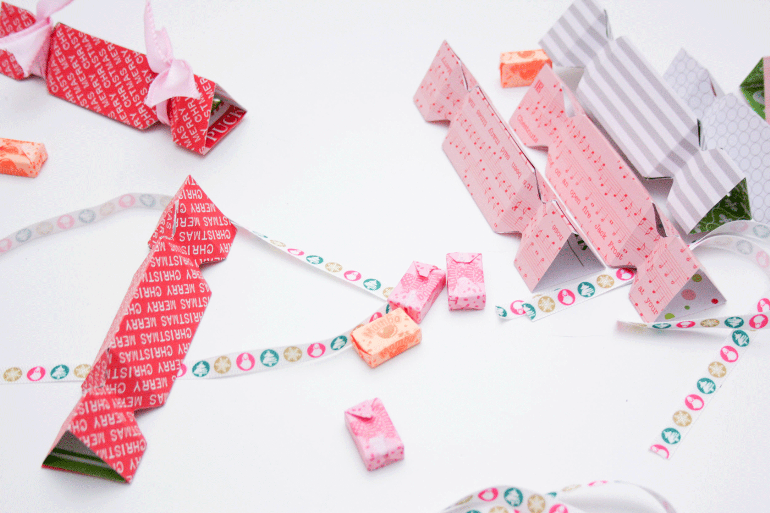 Adventskalender selber basteln: Bonbon-Form aus Papier wird gefüllt mit Süßigkeiten.
