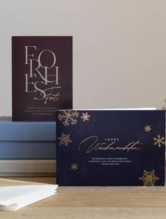 Frau hält eine Geschenkbox und Weihnachtskarte in den Händen.