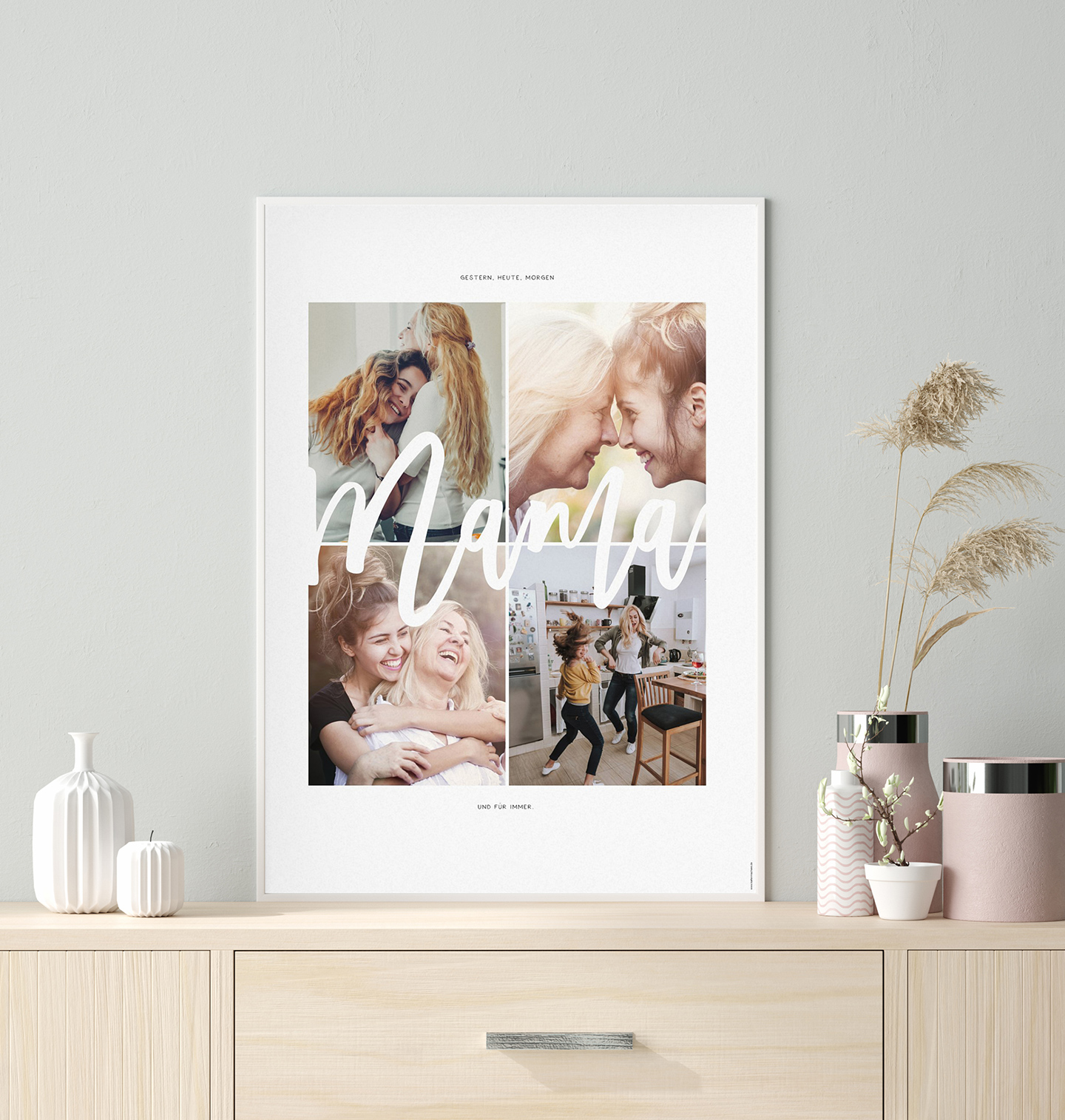 4 Fotos von einer Mama & ihrer Tochter sind auf einem Poster mit dem Schriftzug Mama als GEschenkidee zum Muttertag gerahmt.