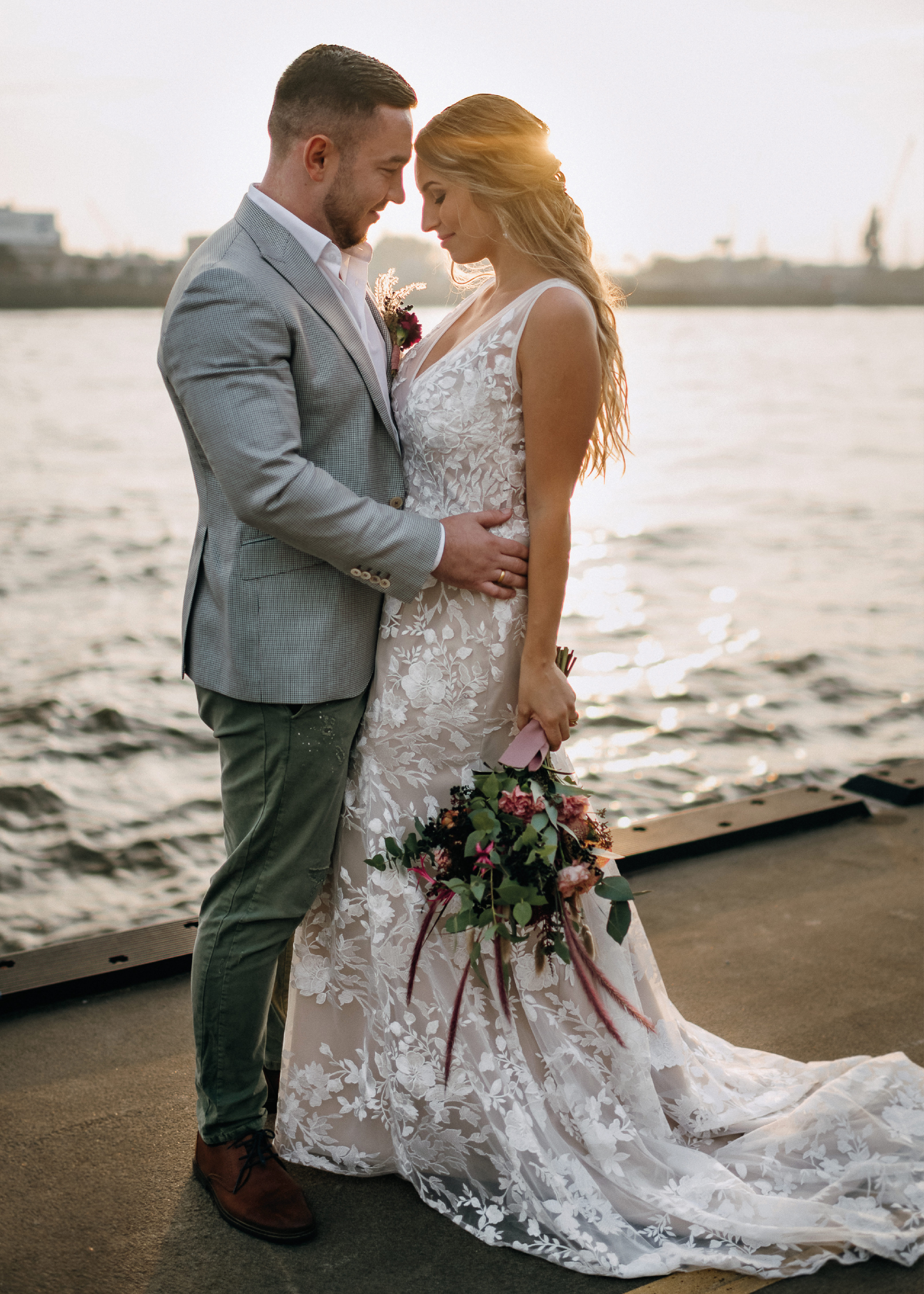 Hochzeit in der Stadt, Brautpaar an der Elbe, Sonnenuntergang