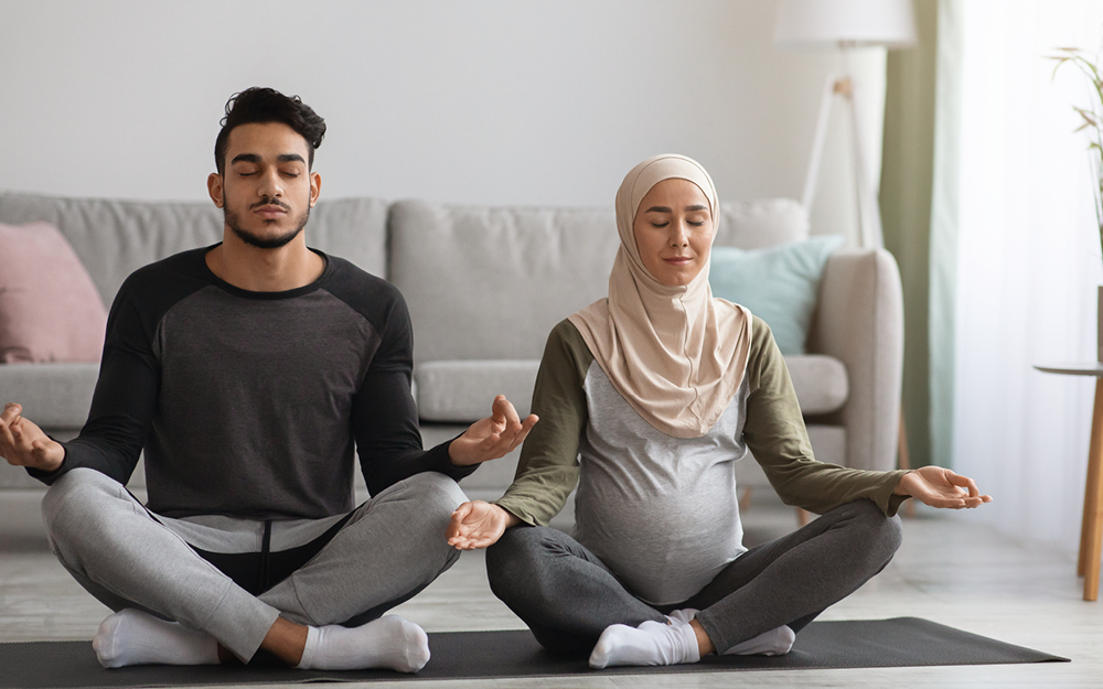 Schwangerschaftsyoga: Paar meditiert