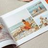 Schön mit Urlaubsfotos gestaltete Innenseiten eines Softcover-Fotobuchs