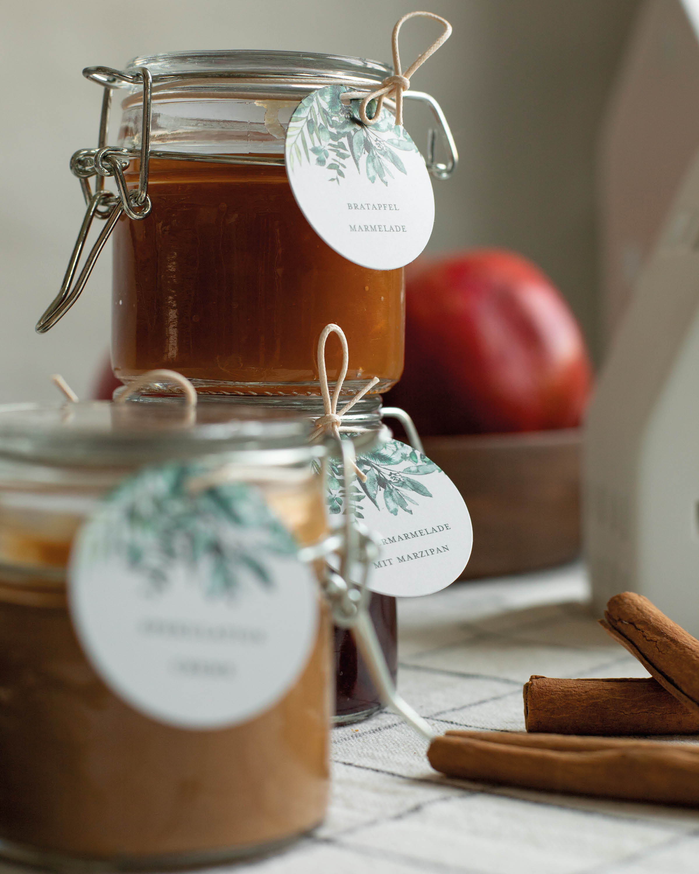 Bratapfelmarmelade in einem Einmachglas für den Weihnachtsbasar