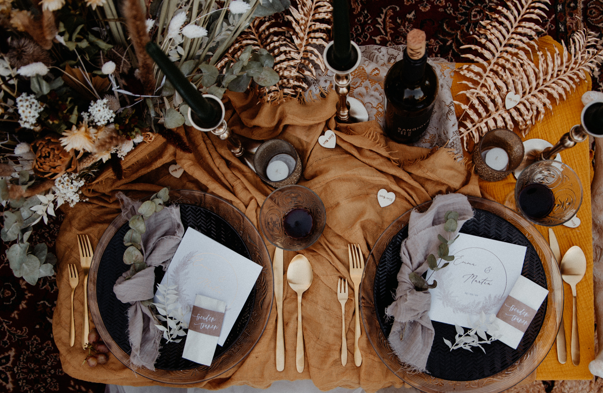 Picknick Hochzeit: Tischdekoration mit Kerzen, Trockenblumen und Leinentuch.