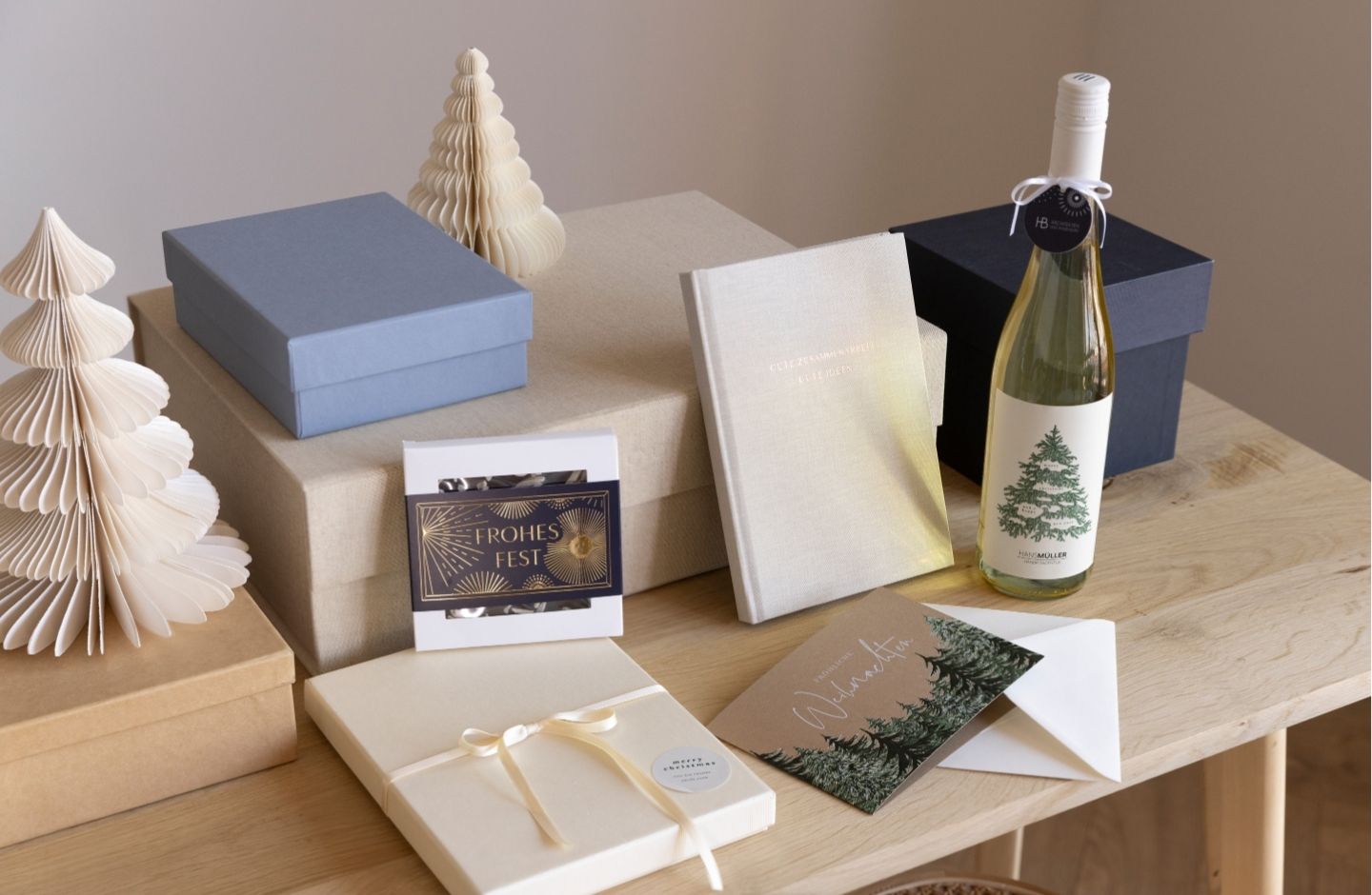 Kundengeschenke auf einem Schreibtisch