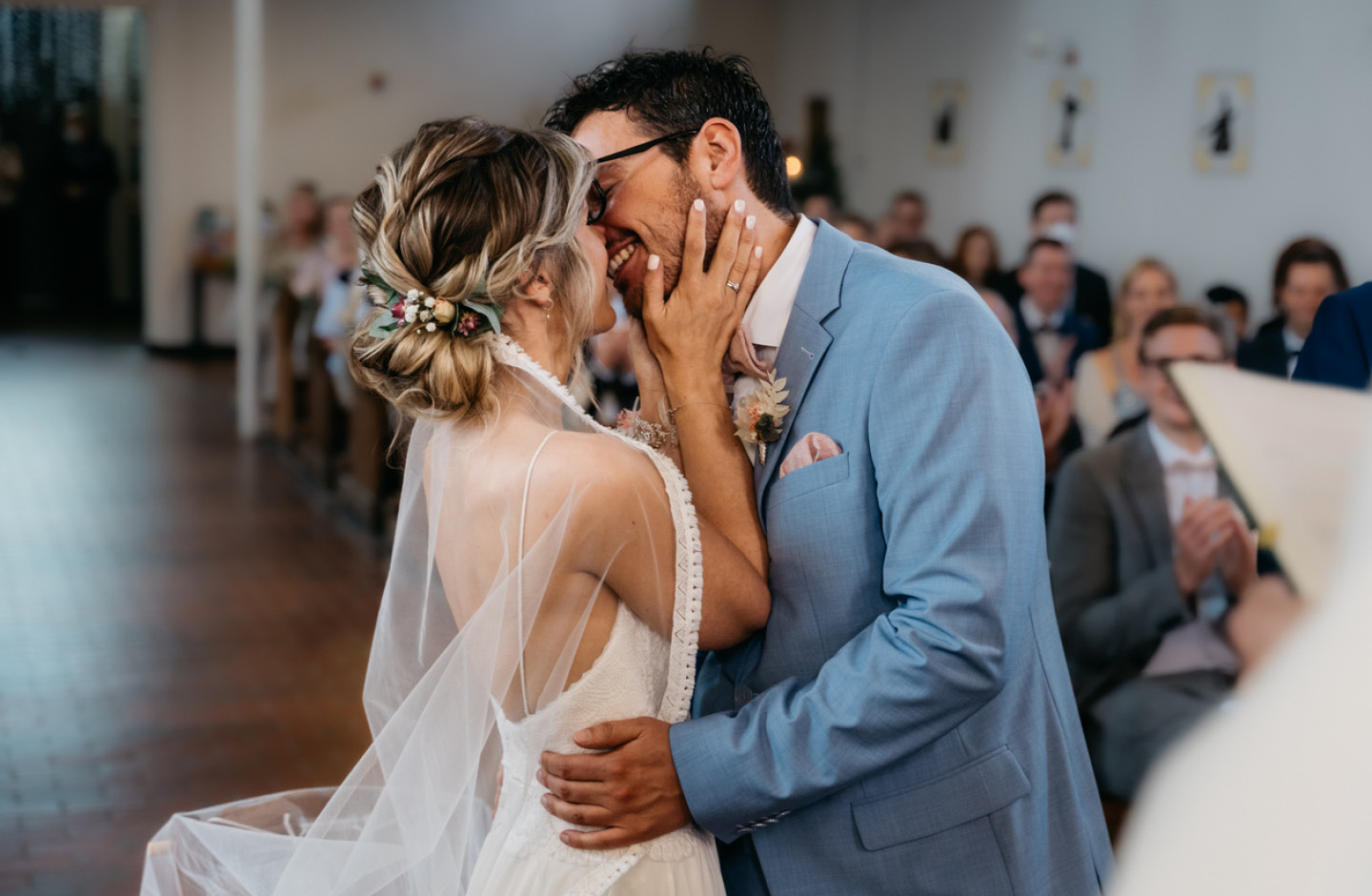 Frisch vermähltes Paar küsst sich in der Kirche