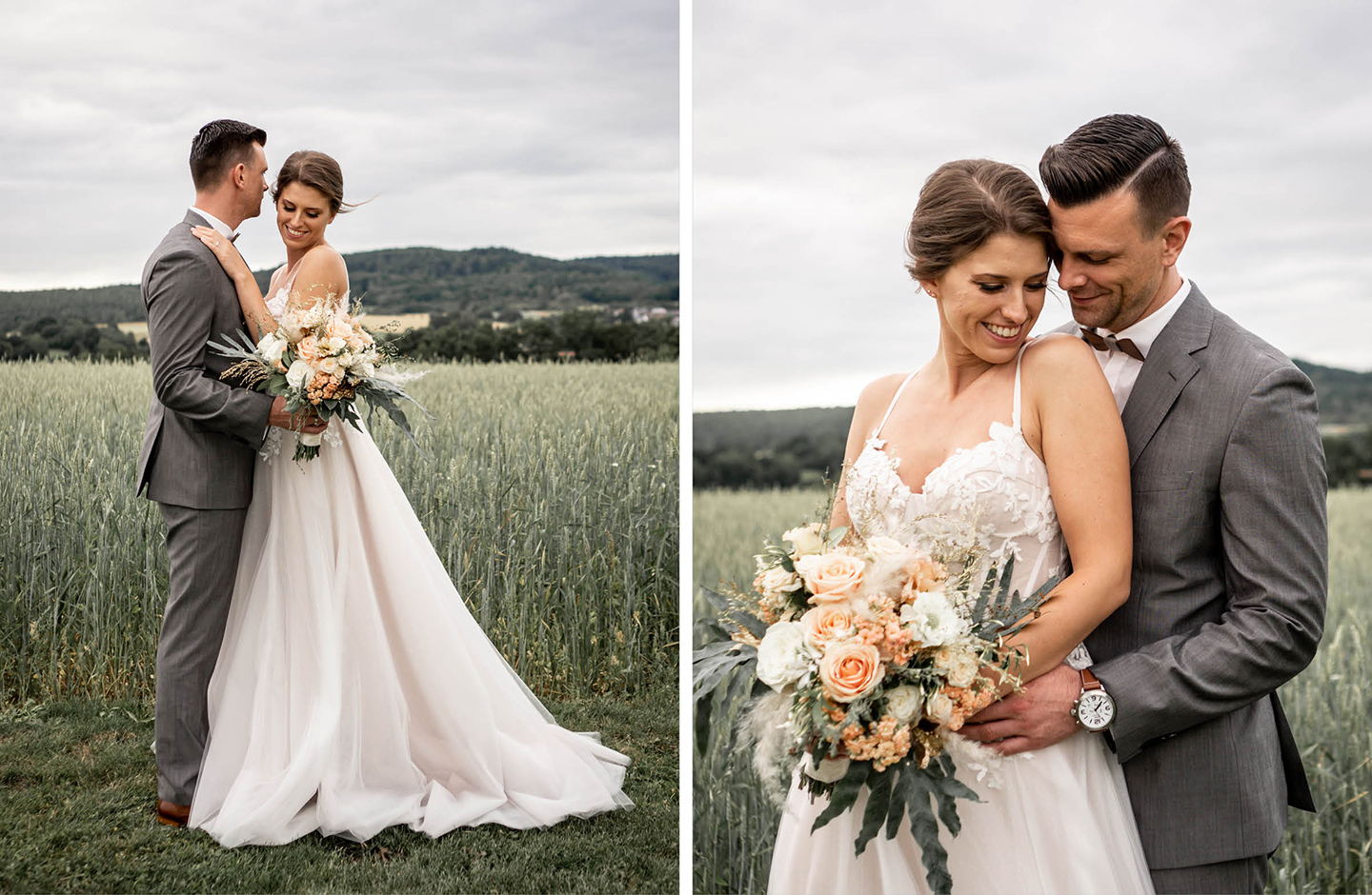 Brautpaar-Shooting auf einem Kornfeld. Die Braut trägt ein weißes schlichtes Hochzeitskleid und hält einen Brautstrauß aus weißen und roséfarbenen Blumen in der Hand. Der Bräutigam trägt einen grauen Anzug.