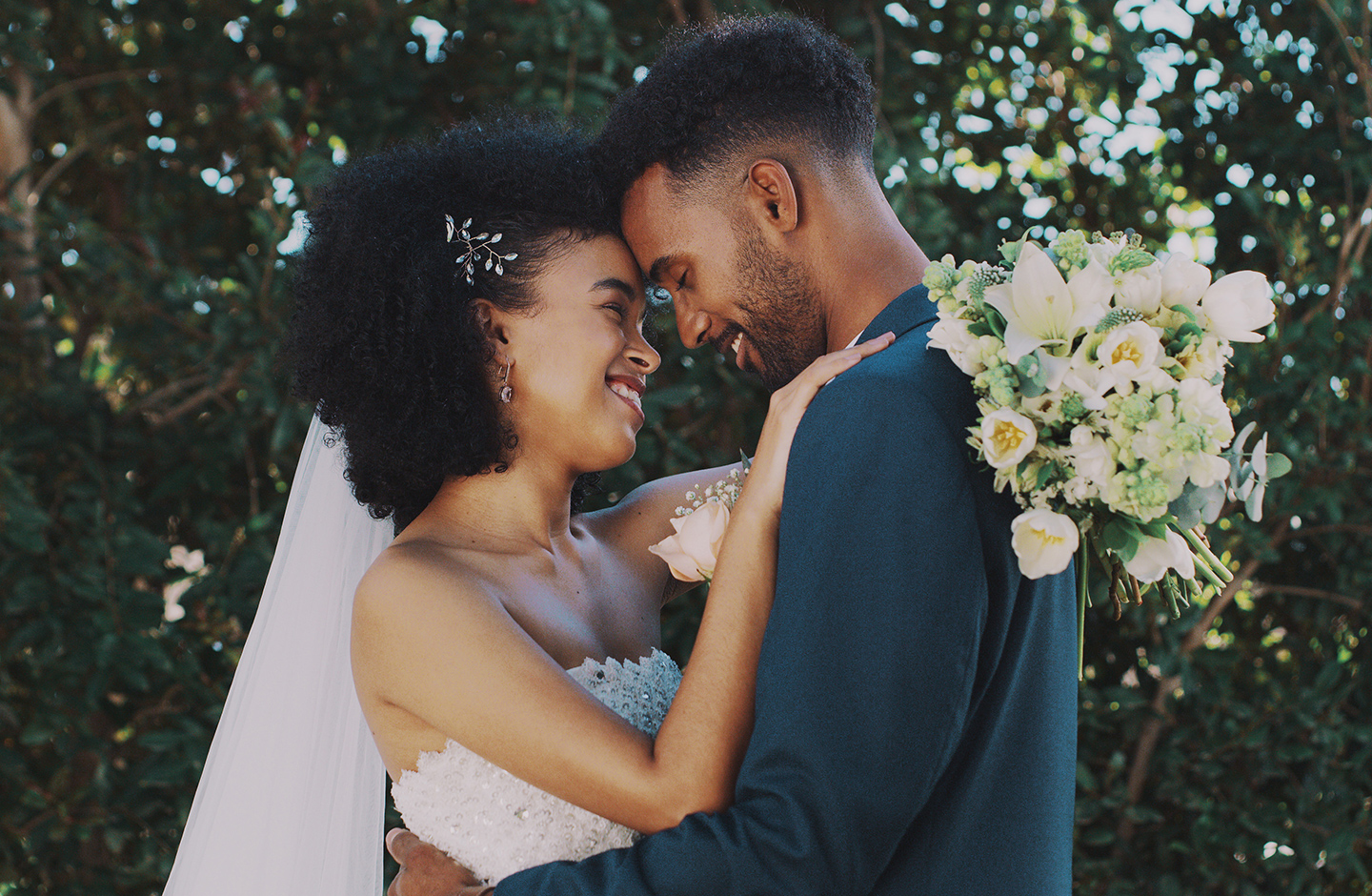 Nach der Trauung lächelt sich das Hochzeitspaar verliebt an.