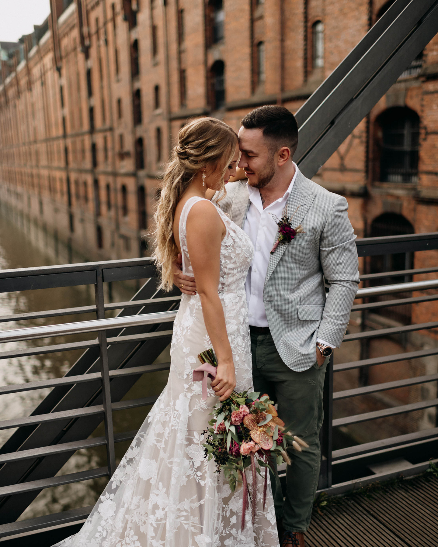 Brautpaa-Shooting findet auf einer Brücke in der Hafencity in Hamburg statt.