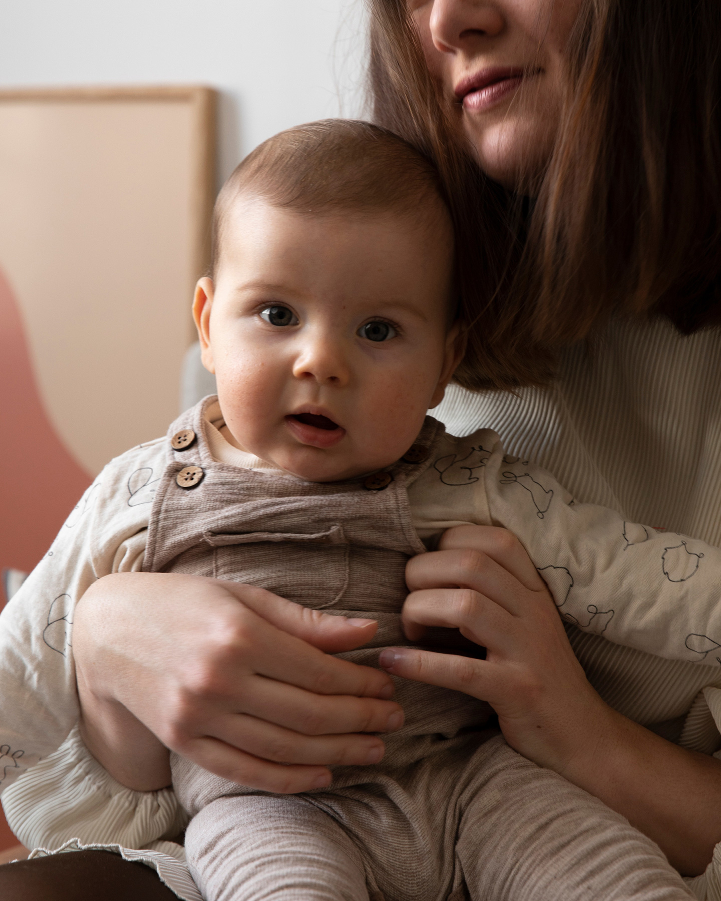 Mutter mit ihrem Baby auf dem Schoß