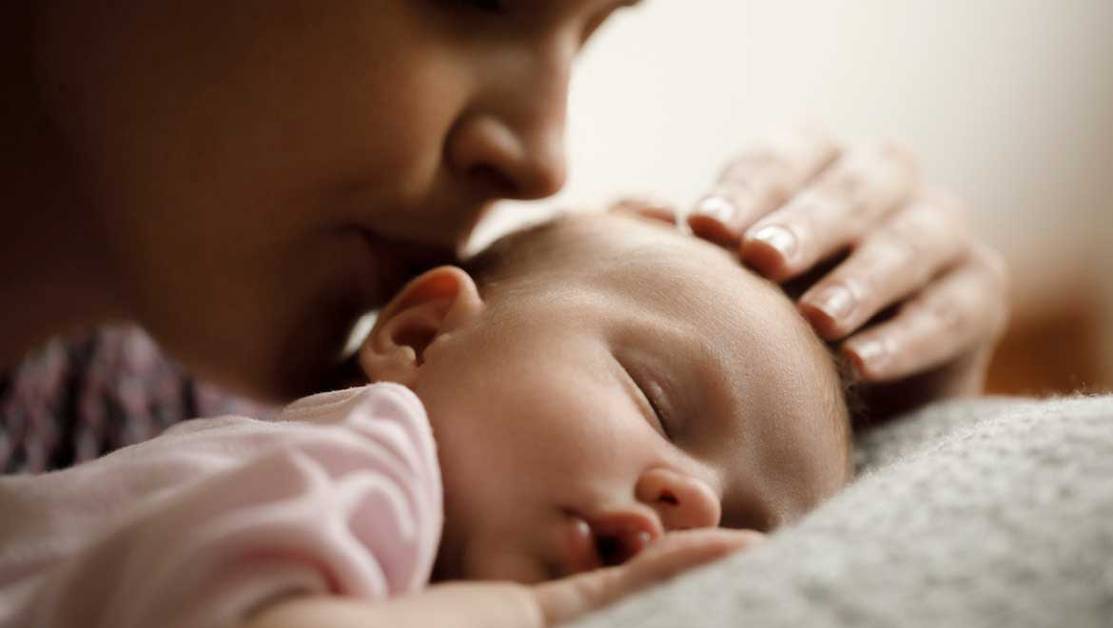 So schläft dein Baby ein und durch: Diese 6 Tipps solltest du kennen