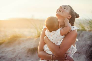 Mutter mit Baby im Sommer