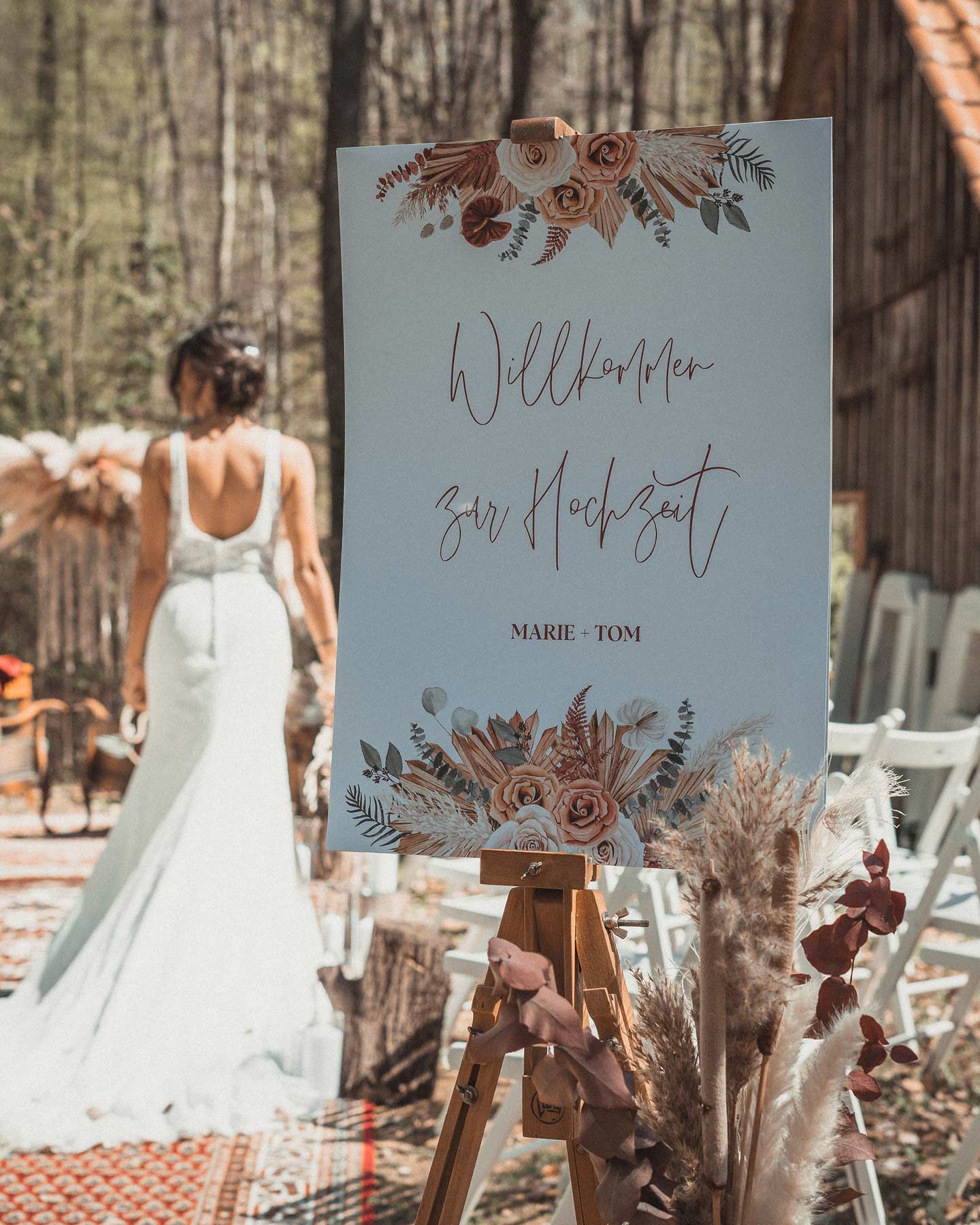 Willkommensschild mit floralen Illustrationen begrüßt Gäste zur Hochzeit.