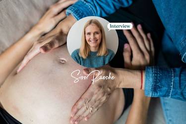 Hebamme Sissi Rasche tastet den Bauch einer schwangeren Frau ab