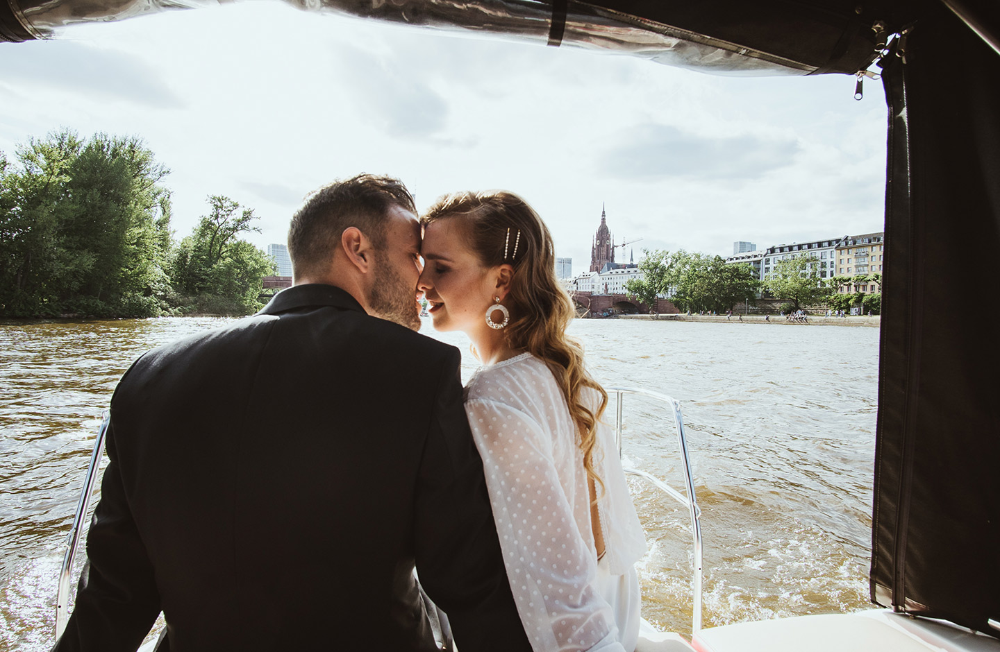 Hochzeitspaar auf dem Boot beim Paarshooting