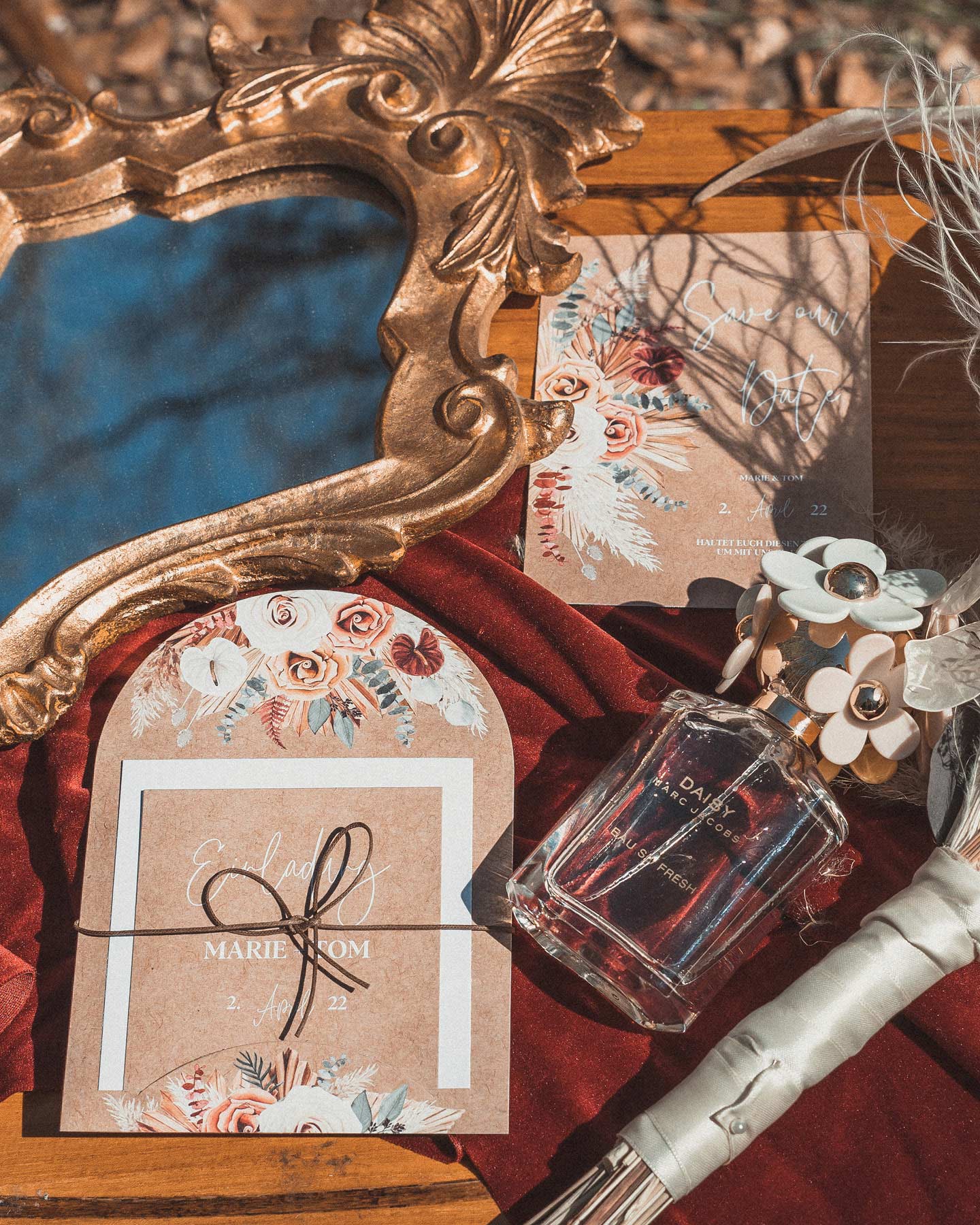 Boho Hochzeitseinladung im Kraftpapier-Look mit floralen Illustrationen im Vintage Look.