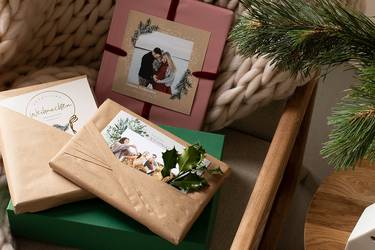 Geschenkverpackungen selbstgebastelt und mit Farbe bemalt, verziert und geschmückt zu Weihnachten.