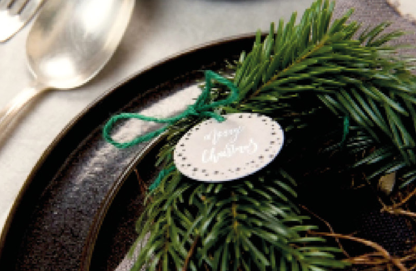 Selbst gebastelter Minikranz aus Tanne mit Geschenkanhänger