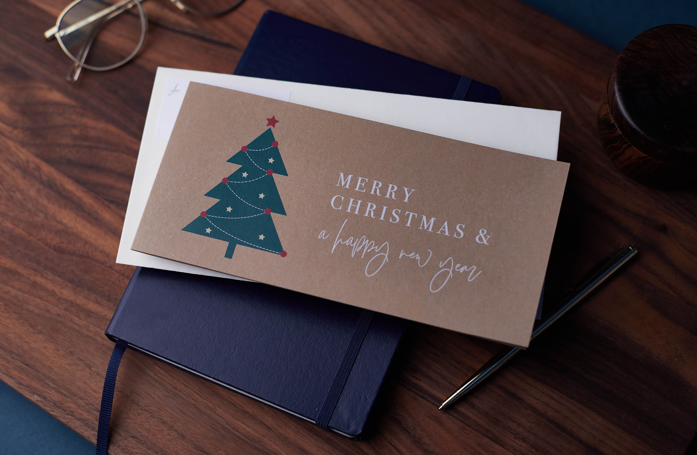 Geschäftliche Weihnachtskarte aus Kraftpapier mit Tannenbaummotiv.