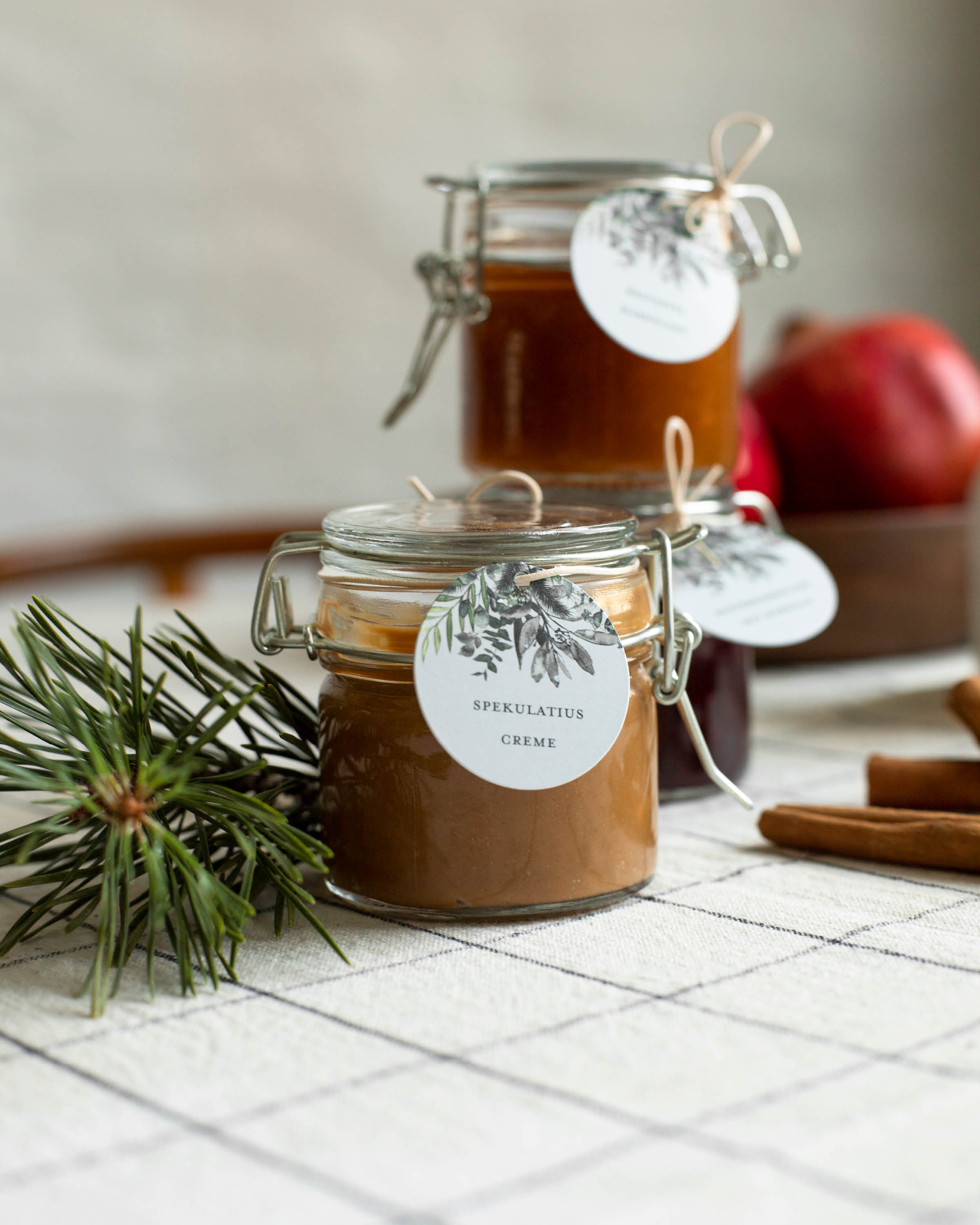 Weihnachtliche Marmeladen abgefüllt in kleine Gläser und weihnachtlich dekoriert. Tischdekoration selber basteln.