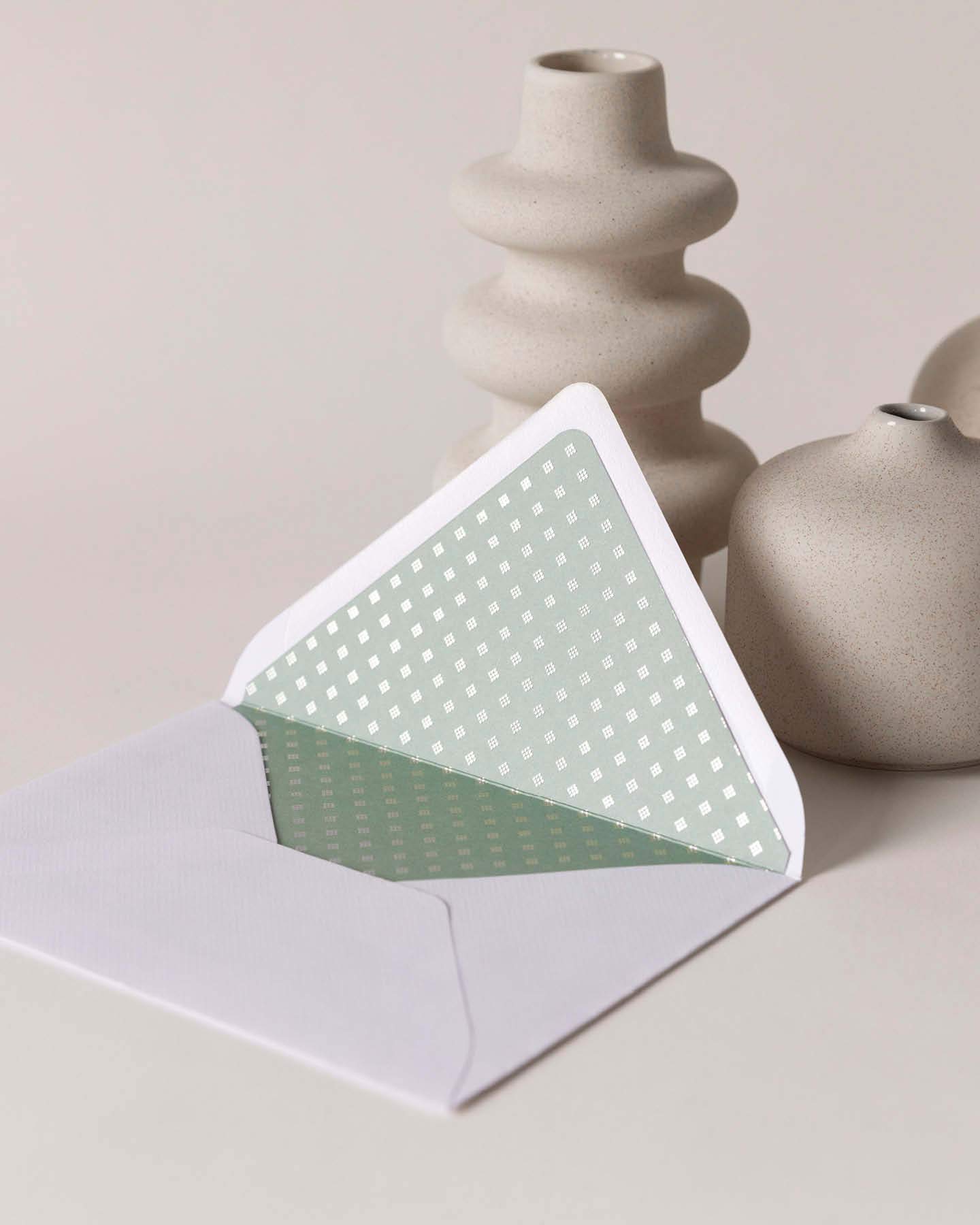 Umschlag mit selbst gemachten DIY Inlay liegt auf einem Tisch
