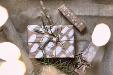 Geschenkverpackungen selbstgebastelt und mit Farbe bemalt, verziert und geschmückt zu Weihnachten.