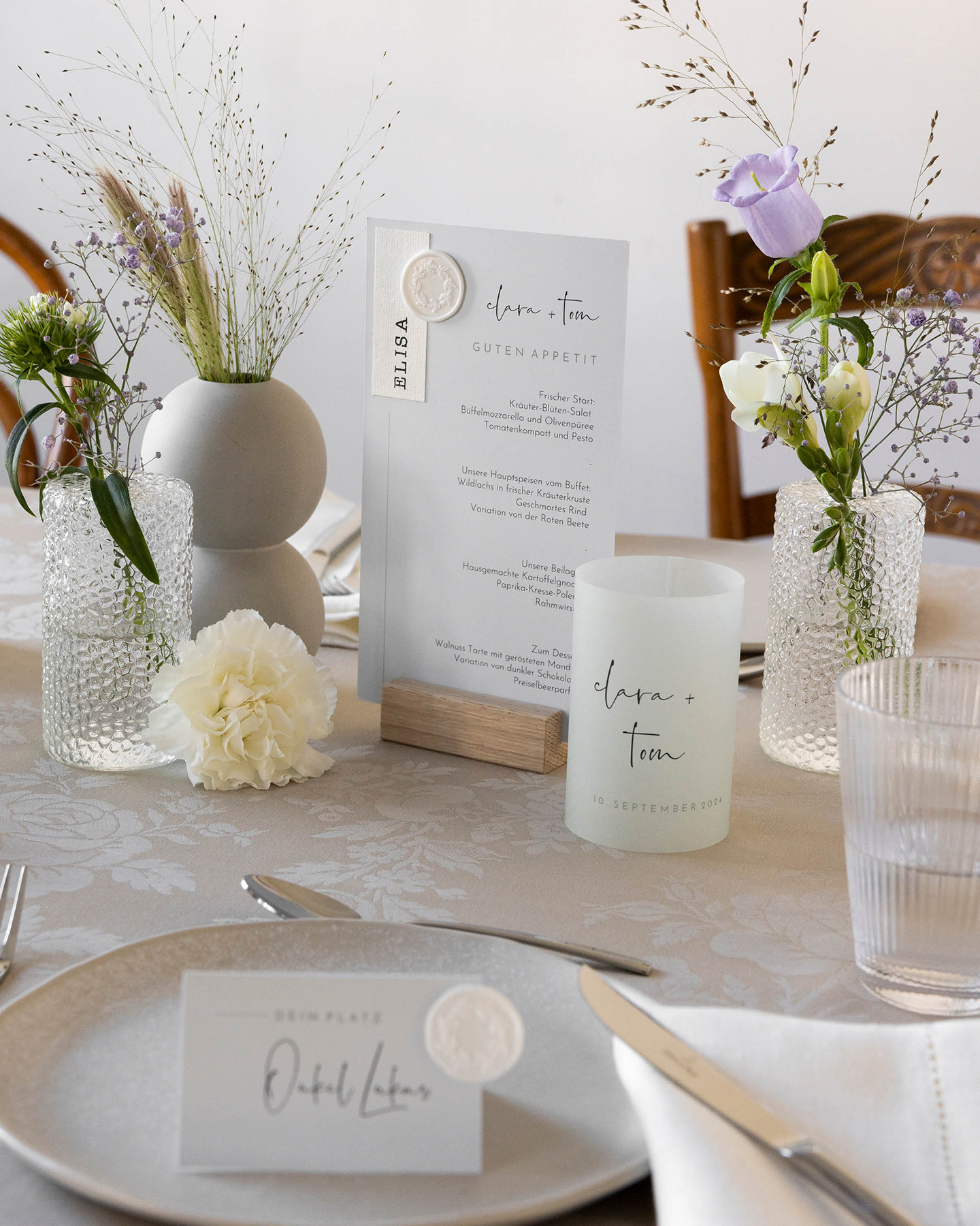 DIY Menükarte und Tischkarte mit Wachssiegel auf Hochzeitstisch. Hochzeitsdeko selber machen