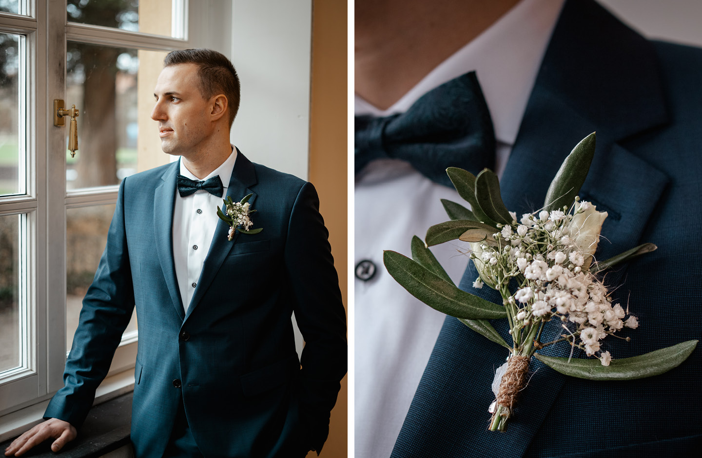 Der Bräutigam steht in einem dunkelblauen Anzug am Fenster. Die Ansteckblume besteht aus weißen Blümchen.