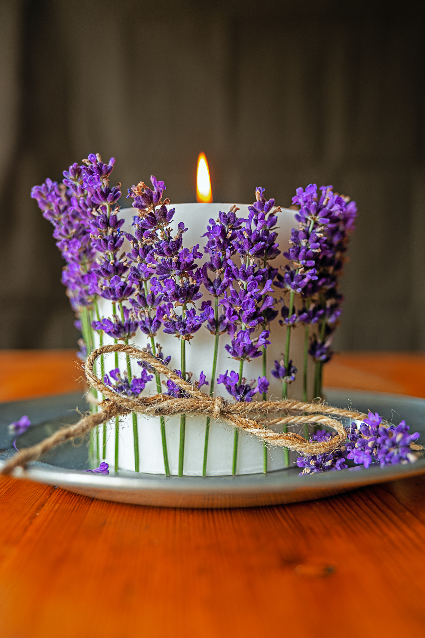 Lavendel als Umrandung für eine weiße Kerze