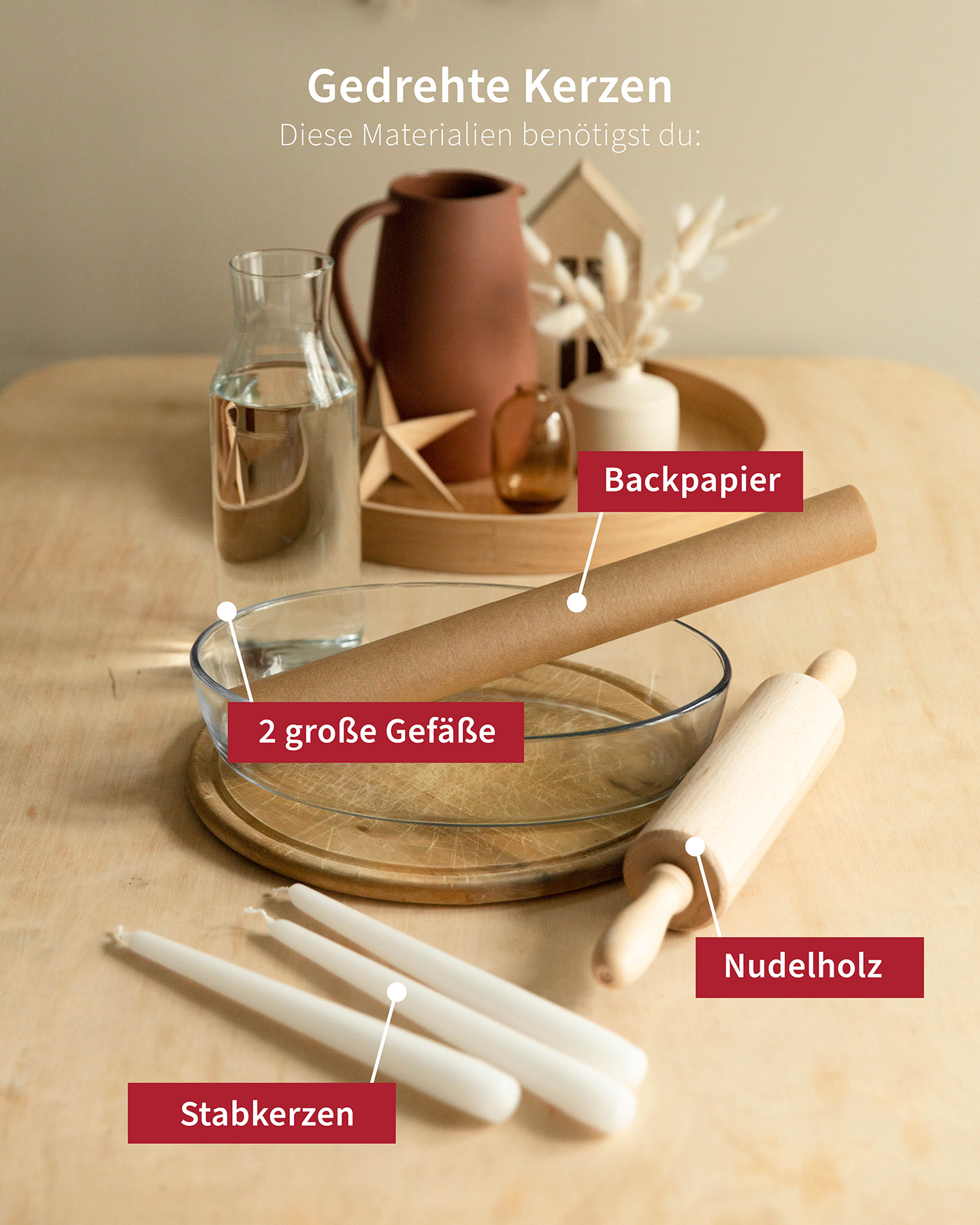 Alle Materialien, die für die selbst gemachten gedrehten Kerzen benötigt werden liegen ausgebreitet auf dem Tisch.