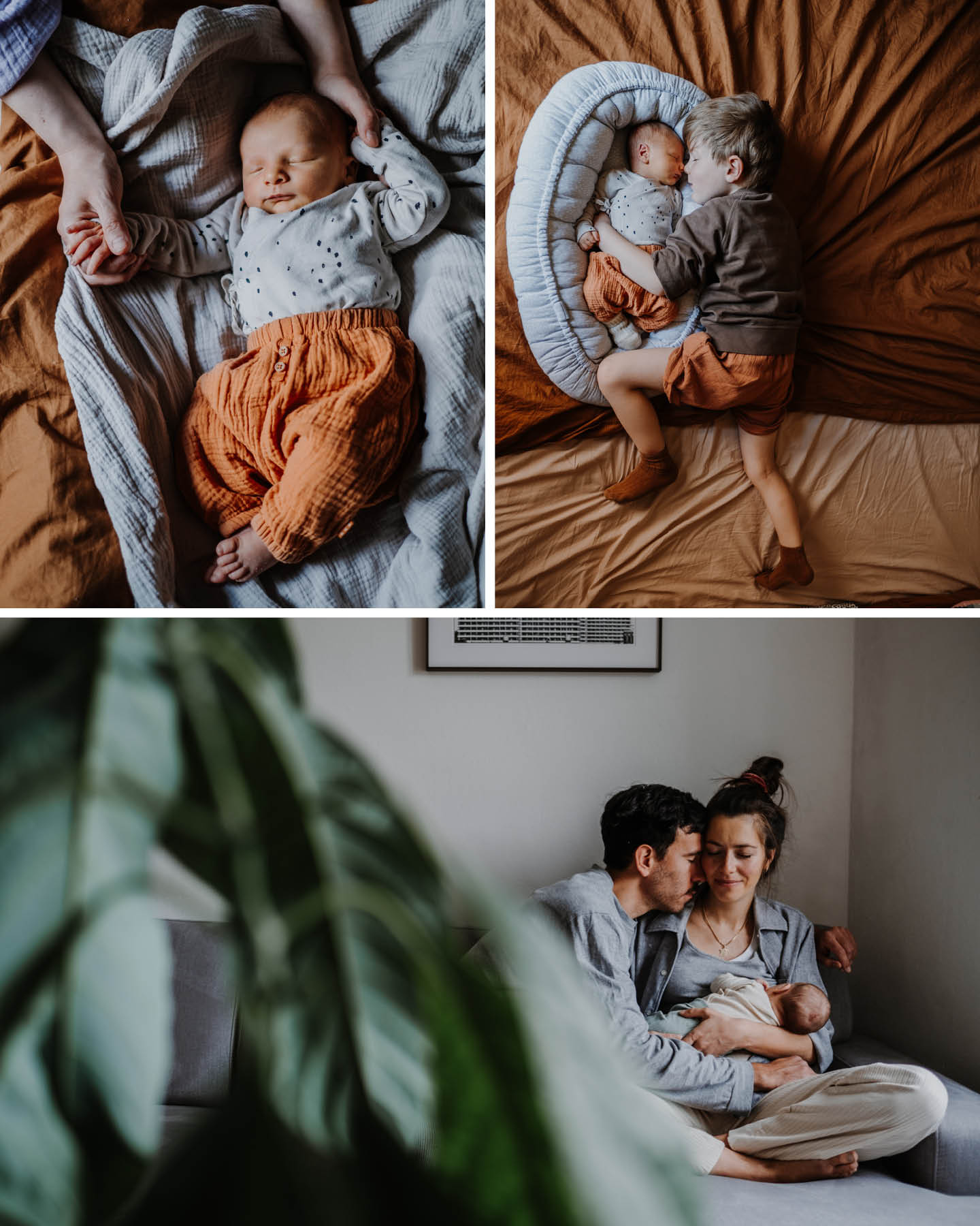 Ein Baby liegt auf einer Decke. Die Eltern halten ihr Baby.