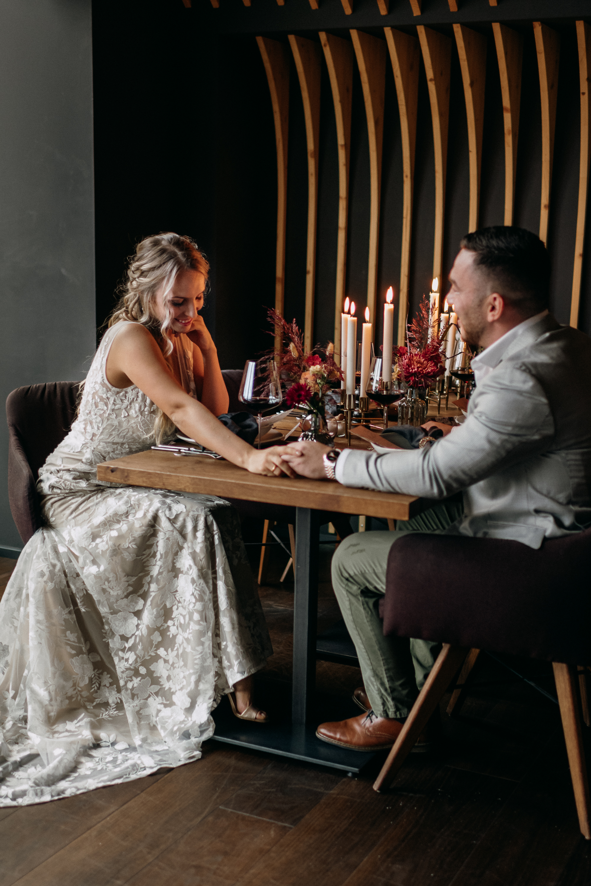 Brautpaar sitzt am Hochzeitstisch