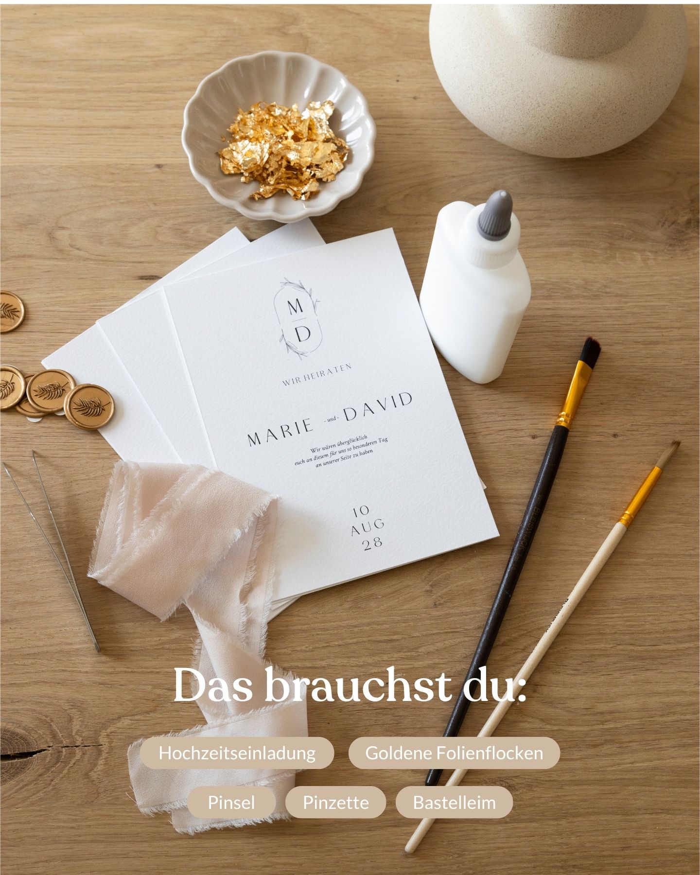 DIY Hochzeitseinladungen. Alle Materialien von goldenen Folienflocken bis Bastelleim. Alle Materialien im Überblick.