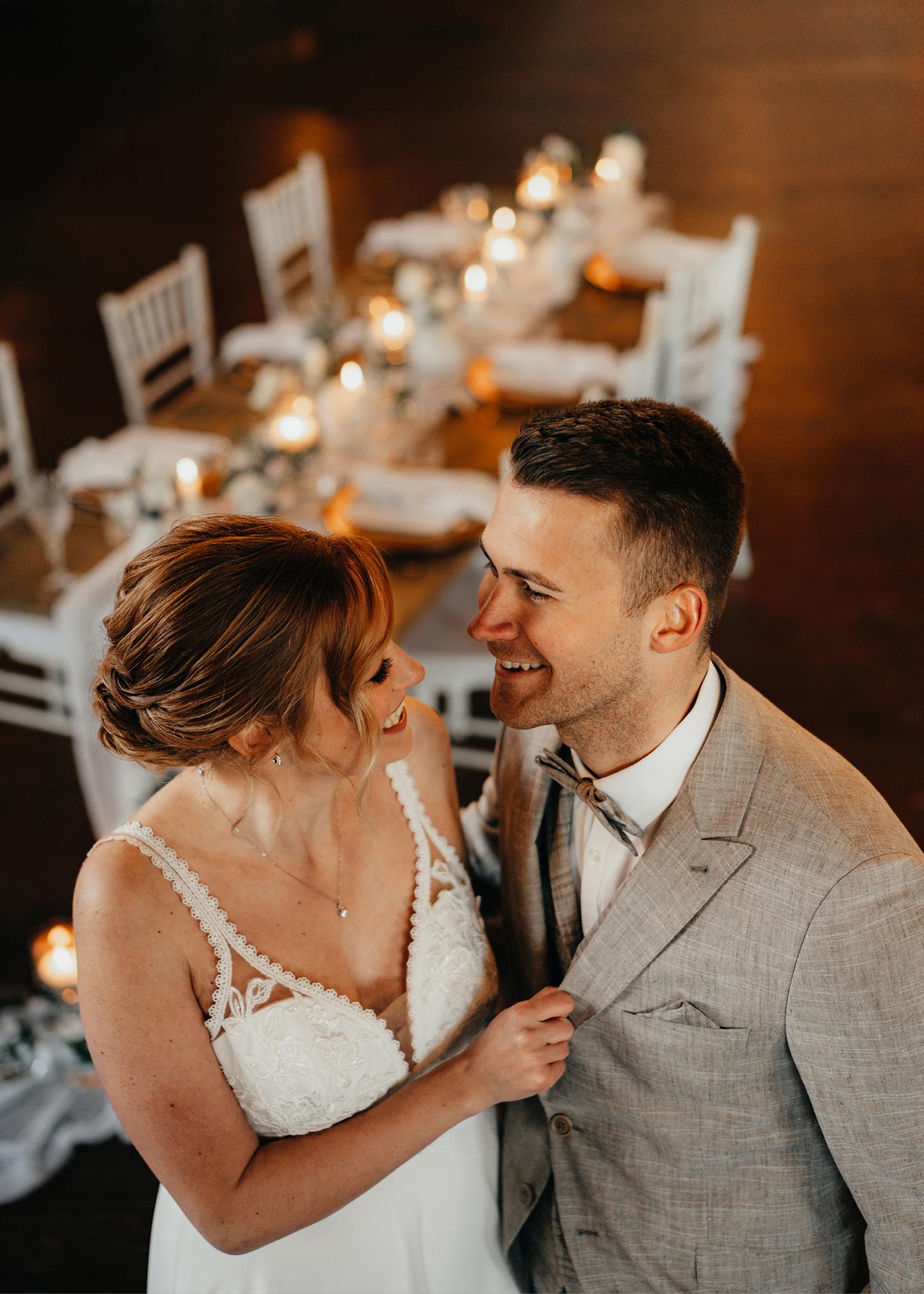 Das Hochzeitspaar im Saal der Scheune auf der Hochzeitsfeier