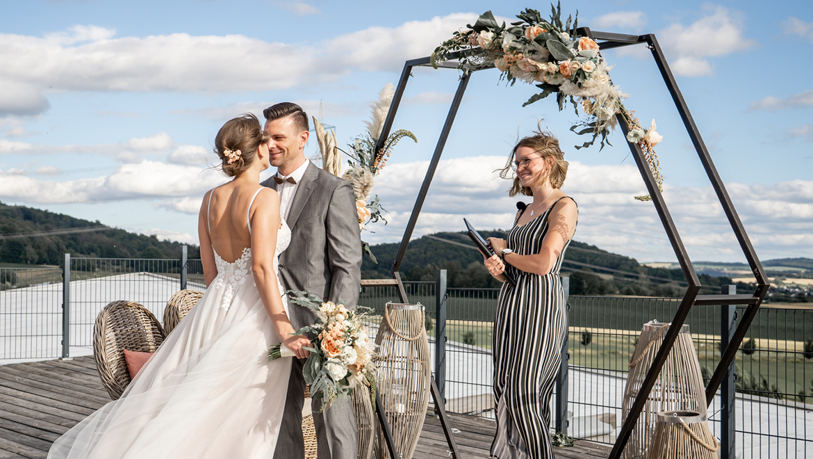Kann man in Deutschland mehr als eine Person heiraten? Kann man in Deutschland mehr als eine Person heiraten?