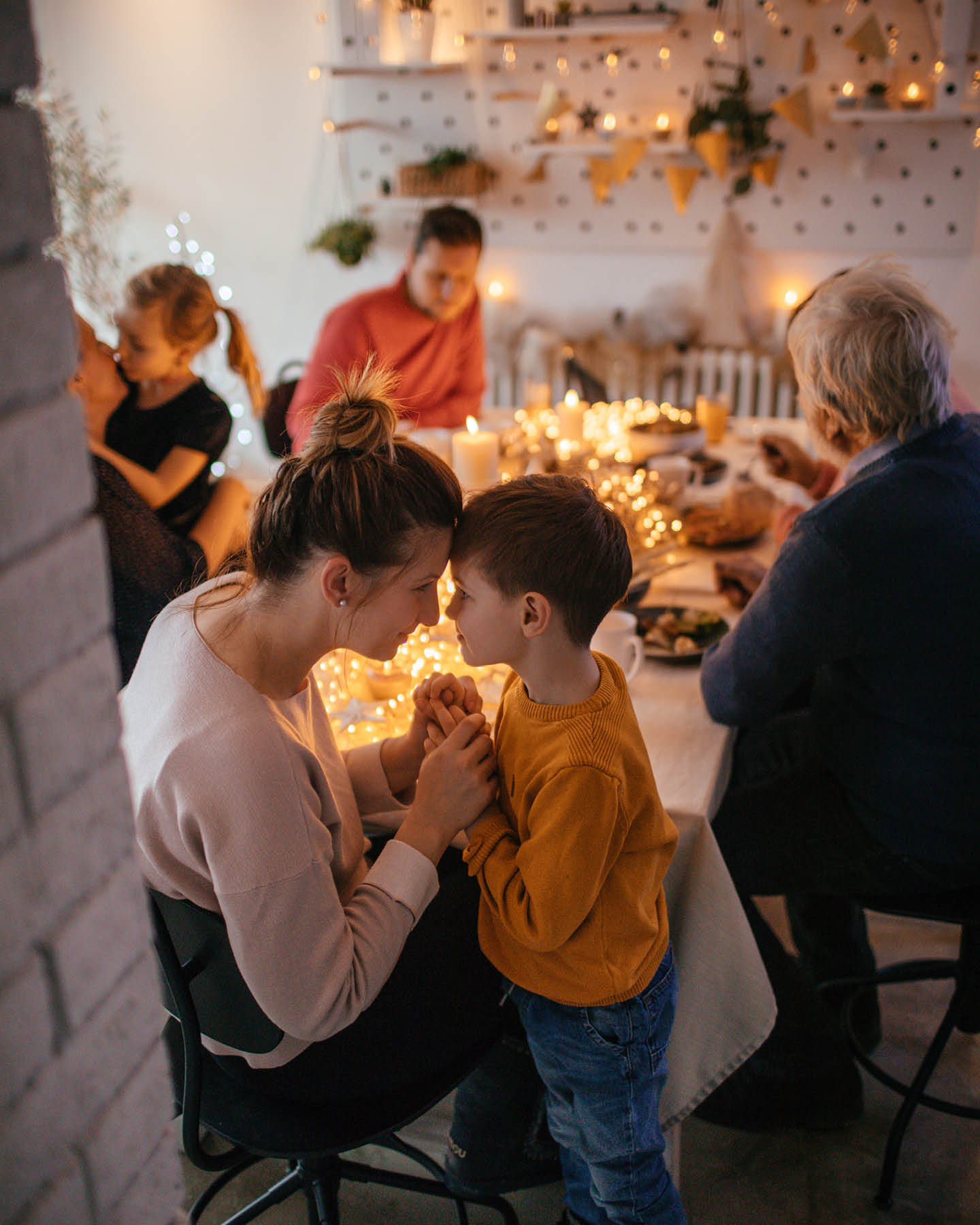 Familie beim Weihnachtsessen.