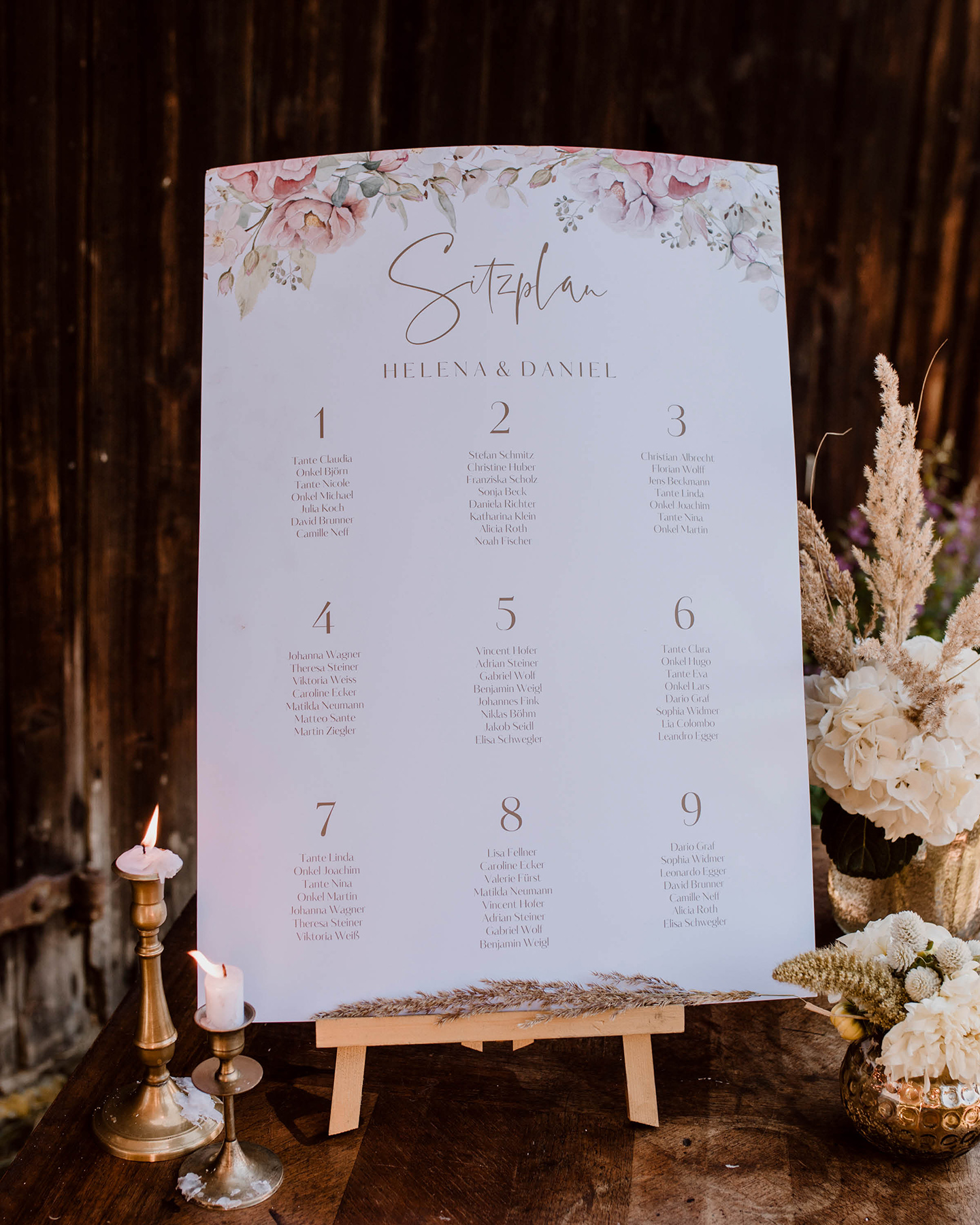 Plakat mit Sitzplan für die Hochzeit aufgestellt auf einer kleinen Staffelei