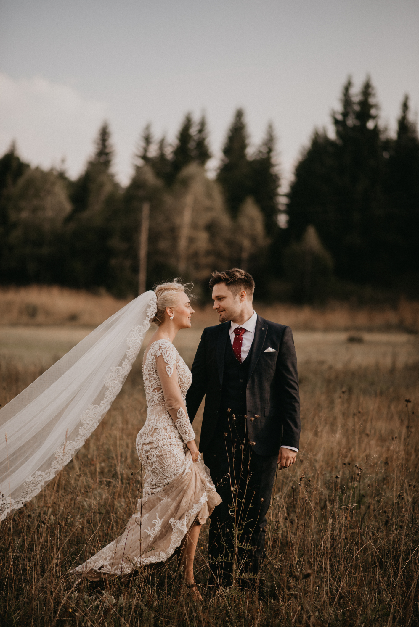 Braut und Bräutigam im Wald beim Fotoshooting.