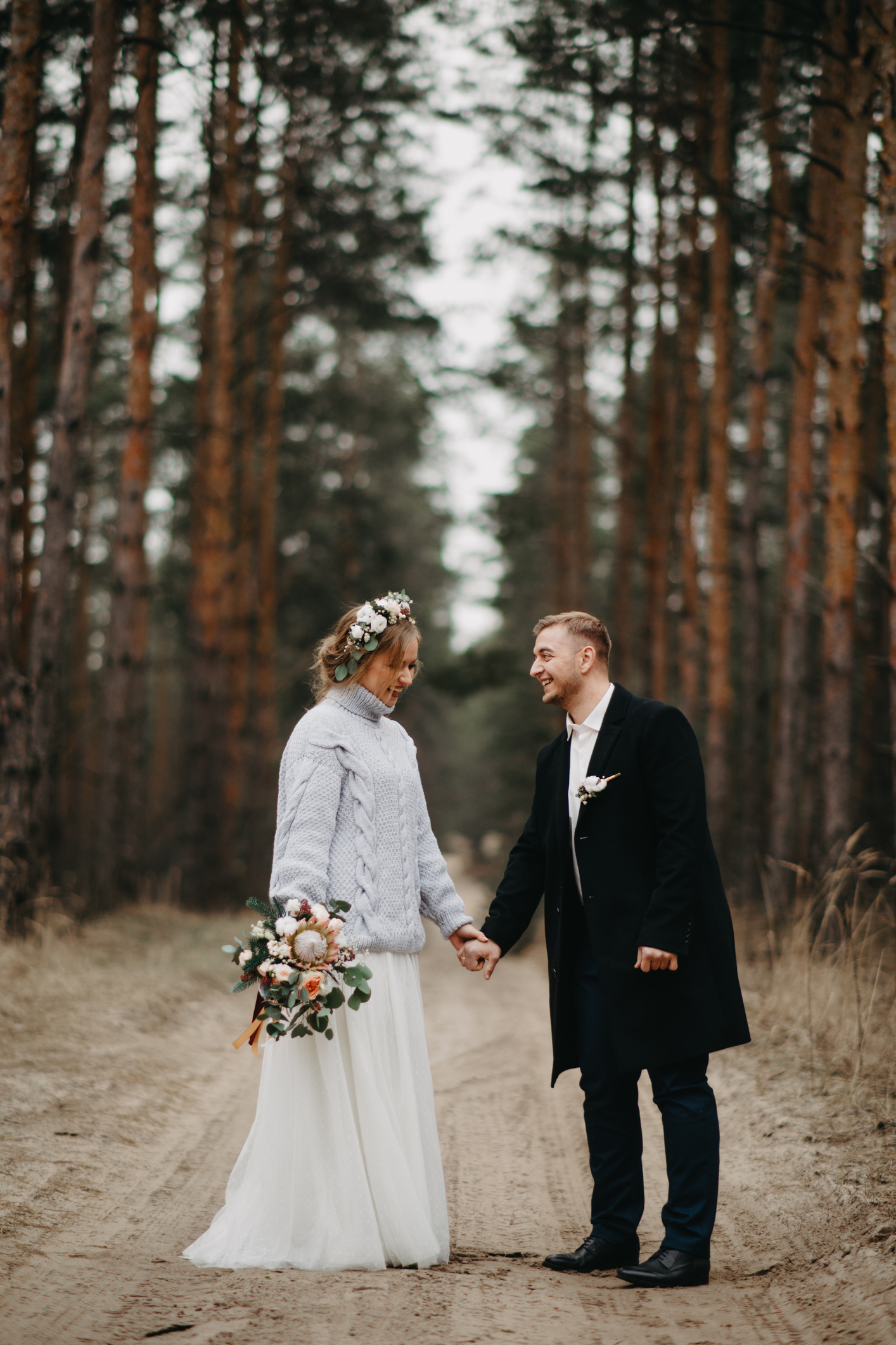 Braut und Bräutigam haben ein Hochzeitsshooting Wald.