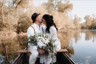 Glückliches Brautpaar im Ruderboot