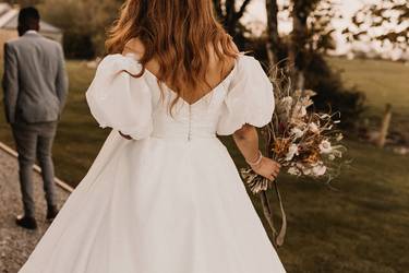 Braut in weißem Brautkleid