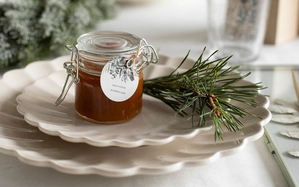 In einem Einmachglas ist die Bratapfel Marmelade fertig für den Weihnachtsbasar