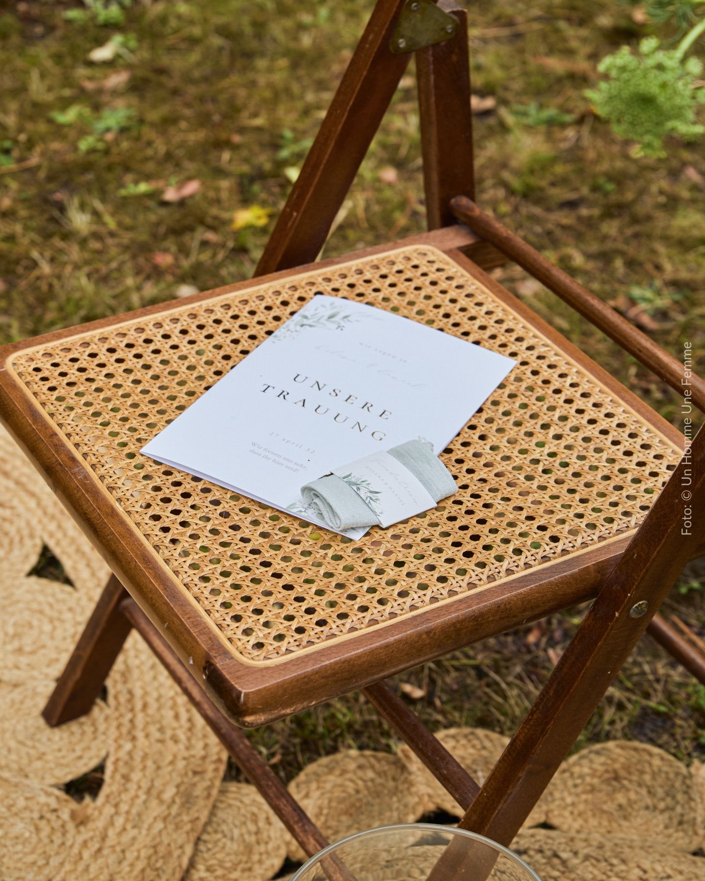 Besticktes Ringkissen im Stickrahmen