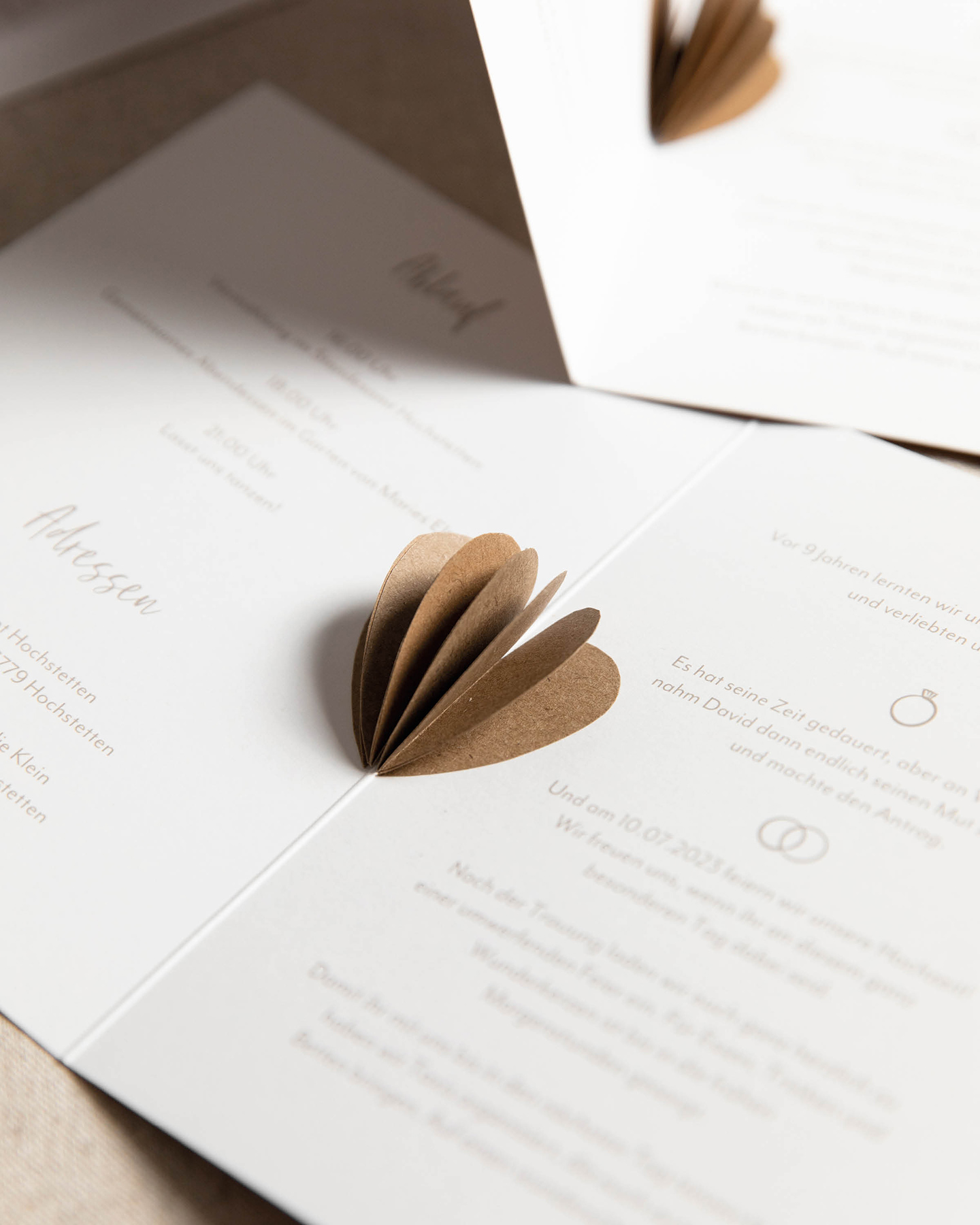 Selbst gebastelte Hochzeitseinladung mit 3D Herz auf Papier