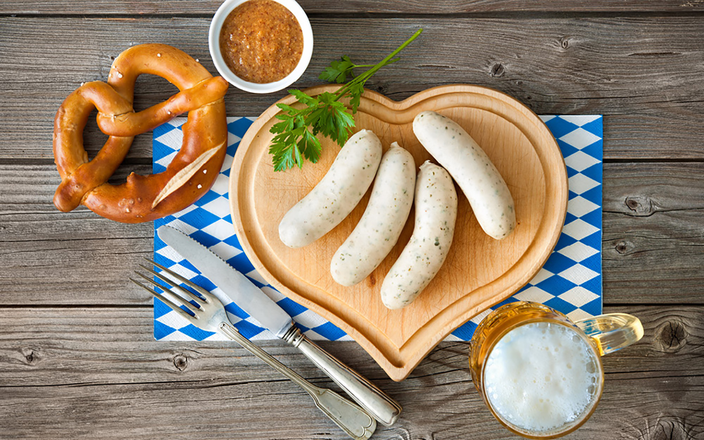 Brotzeit mit Brezeln und Weißwürsten