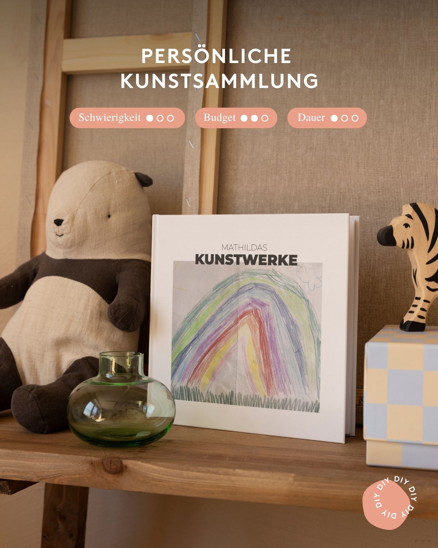 Mathildas Kunstwerke. Gemalte und gebastelte Kunstwerke festgehalten in einem Fotobuch. Das Fotobuch steht auf einer Bank, links daneben ein Kuscheltier.