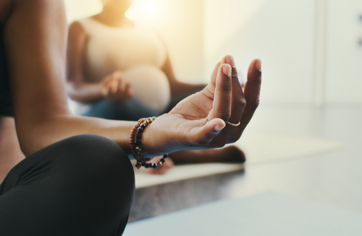 Zwei Schwangere bei Yoga-Übungen