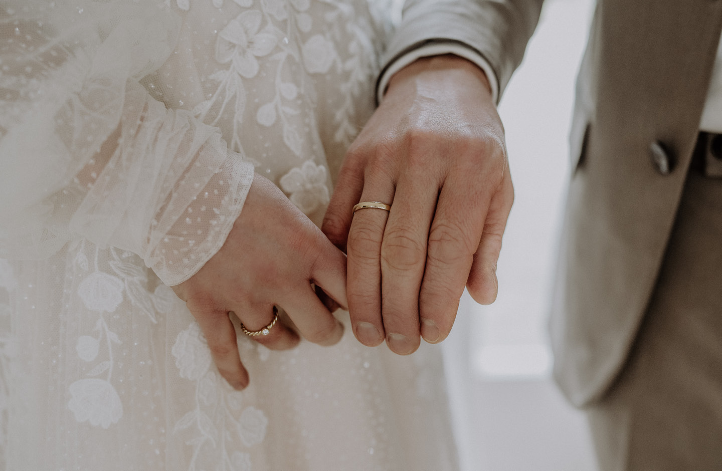 Frisch verheiratetes Paar berührt sich an den Händen