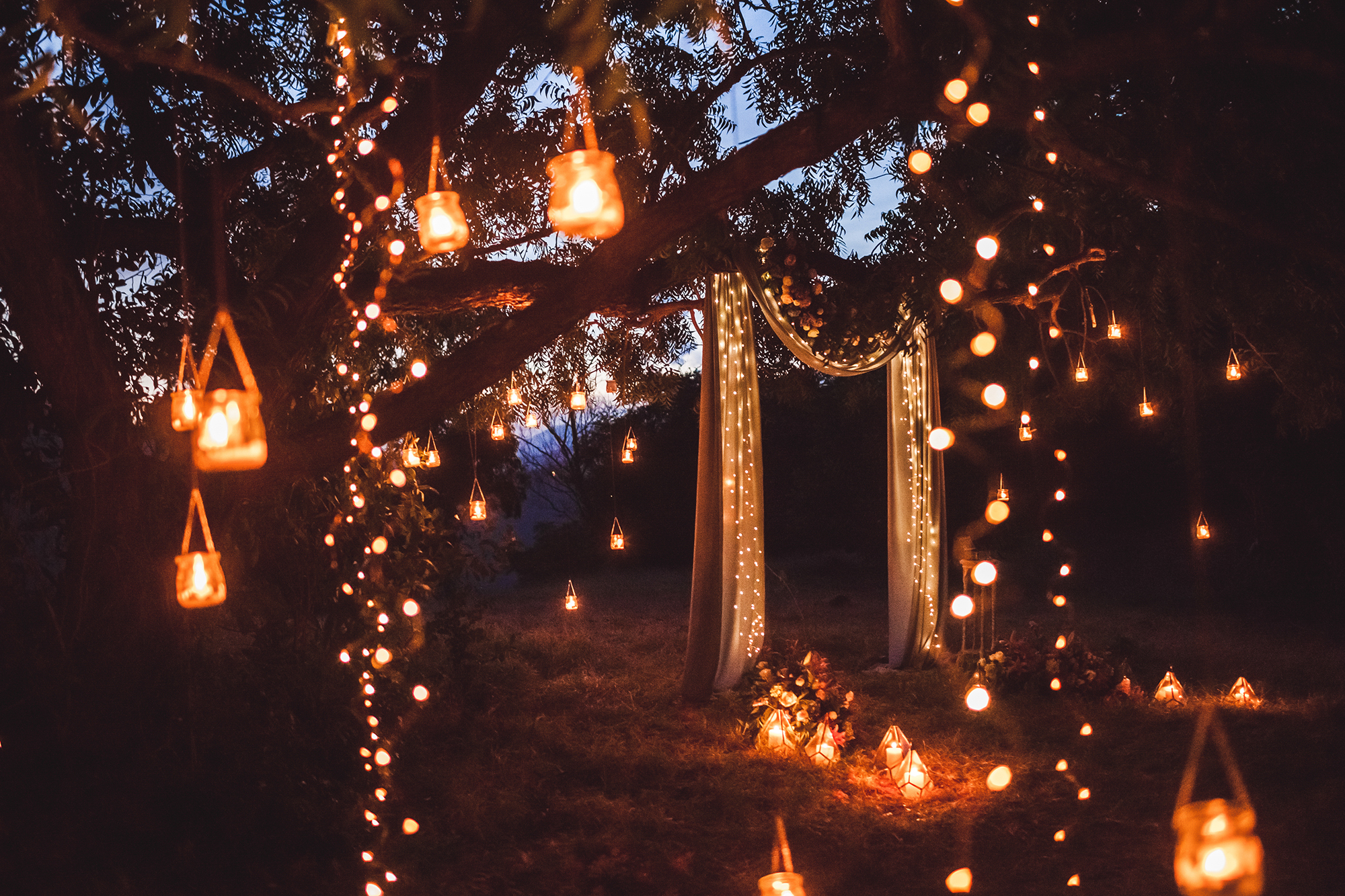 Lichtervorhang aus Lichterketten: Inspiration und DIY Ideen
