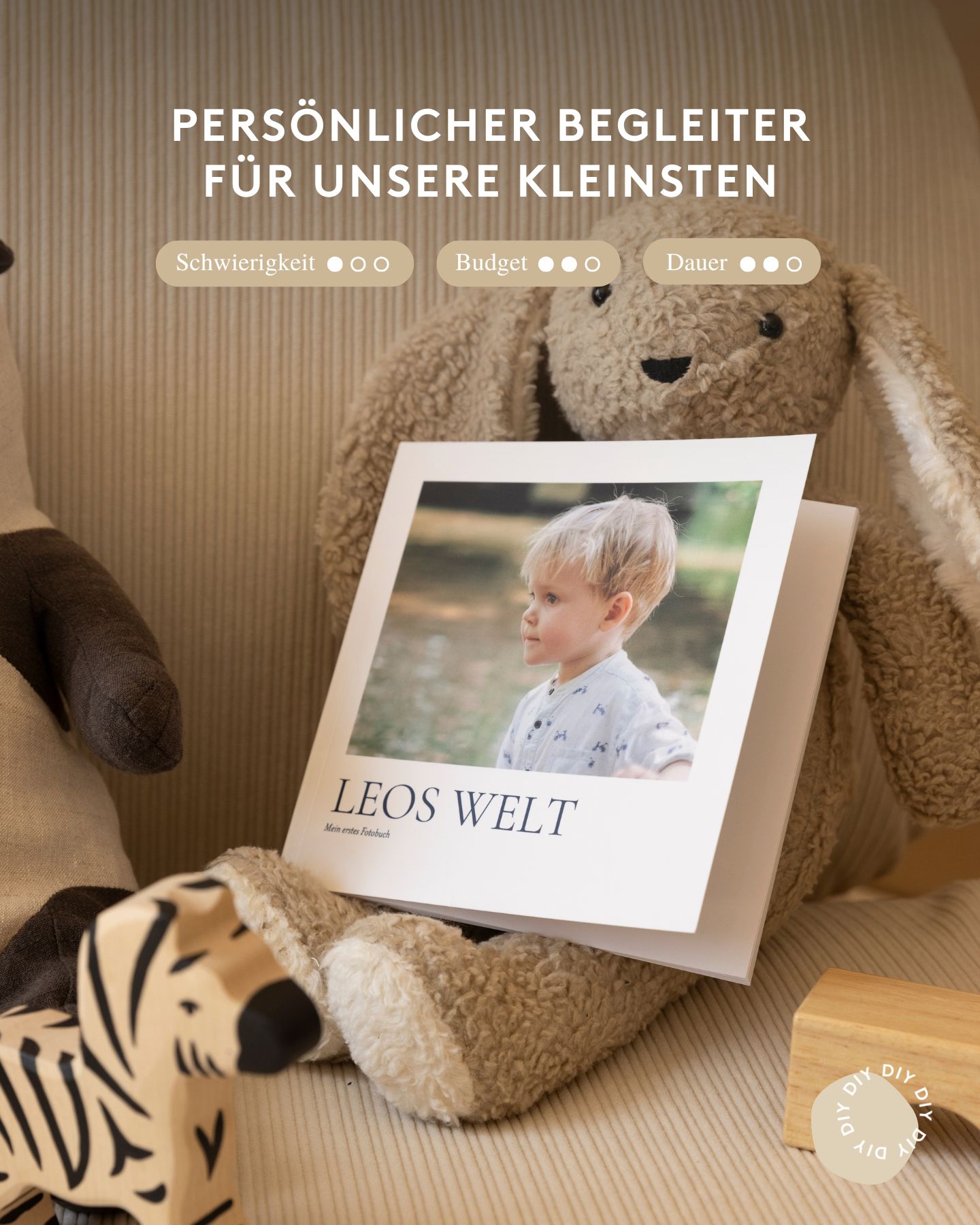 Fotobuch mit dem Titel Leos Welt. Foto eines kleinen Jungen auf dem Cover des Fotobuchs. Das Buch lehnt an einem Kuscheltierhasen.